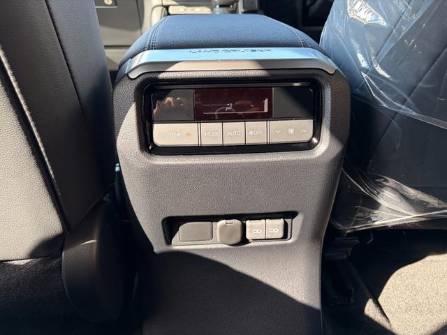 ランドクルーザー２５０ ＶＸ　ＶＸ　角目ＬＥＤヘッド　サンルーフ　トヨタチームメイト　１２．３型ディスプレイオーディオ　全周囲カメラ　シートベンチレーション　デジタルインナーミラー　ブラインドスポットモニター　ＥＴＣ２．０（52枚目）