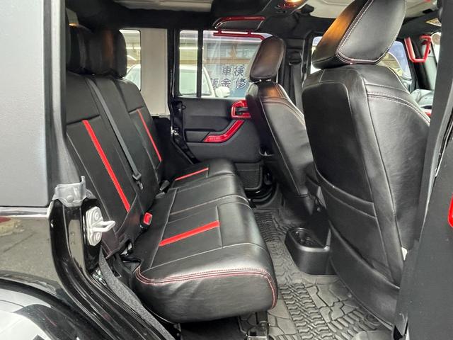 ジープ・ラングラーアンリミテッド スポーツ 社外ナビTV サイド・バックカメラ レーダー ETC シートカバー キーレス2本 18インチホイール 社外品(バックドア・テールレンズ・リアバンパー・ヒッチ・4本出しマフラー) 同色バンパー(15枚目)