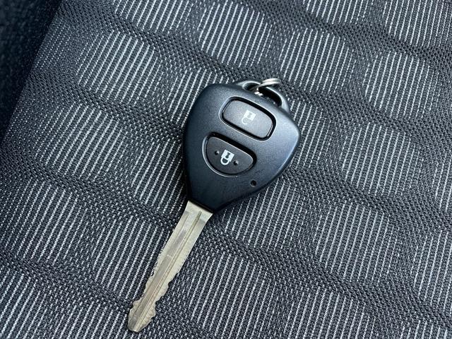 ｉＱ １３０Ｇ　→（ゴー）　ワンオーナー　純正ナビＴＶ　バックカメラ　レザーハンドル　キーレス・スペアキー　ＥＴＣ　フロントフォグライト（18枚目）