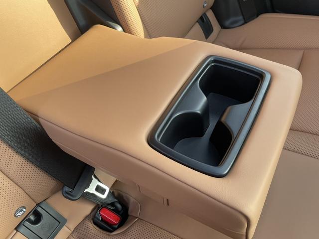 クラウンスポーツ Ｚ　Ｚ（５名）　１オーナー　純正ナビＴＶ　パノラミックビューモニター　デジタルインナーミラー　セーフティセンス　ドライブセレクト　ＢＳＭ　ブラウンレザー　パノラマルーフ　ＥＴＣ　パワーバックドア（10枚目）