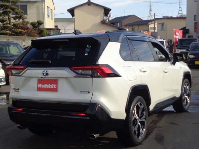 ＲＡＶ４ ＰＨＶ ブラックトーン　純正９インチディスプレイオーディオ／純正ナビ／パノラミックビューモニター／パノラマムーンルーフ／寒冷地仕様／スペアタイヤ／前後席シートヒーター／デジタルインナーミラー／セーフティセンス（11枚目）
