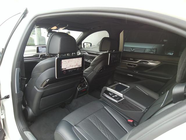 ７シリーズ ７５０Ｌｉ　Ｍスポーツ　純正ナビフルセグ　全周囲カメラ　黒革パワーシートヒーター＆ベンチレーター　カーボンコア　サンルーフ　クルーズコントロール　後席モニター２個　電動リアサンシェード　パワートランク　革巻きステアリング（26枚目）