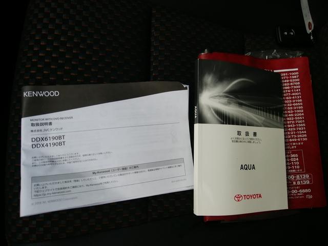 アクア Ｘ－アーバン　モニターレシーバー　ブルートゥース　ＣＤ／ＤＶＤ再生　バックカメラ　ＥＴＣ　シートヒーター　革巻きステアリング　スマートキー　オートリトラミラー　サイドマッドガード　ルーフモール　１６インチＡＷ（36枚目）