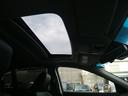 サンルーフがあると車内に光が入り、空や高い木々を見渡せるので解放感が得られます。またサイドウィンドウの風切り音が気になる人は、サンルーフで換気することも可能です。売却時の査定額が上がりやすいですね♪