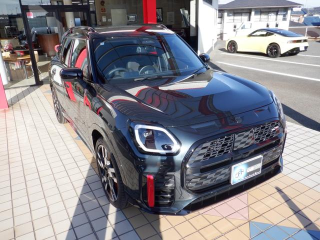ＭＩＮＩ ジョンクーパーワークス　カントリーマンオール４ＪＣＷ　Ｌ・ＰＫＧ（ＪＣＷパホーマンスブレーキ・アクティブシート・電動シート・インテリアカメラ・Ｈａｒｍａｎ／ｋａｒｄｏｎスピーカーシステム）３６０°カメラ・パワーバックドア・ヘッドアップディスプレイ（3枚目）