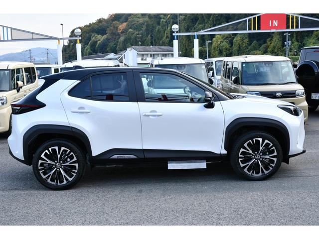 ヤリスクロス ハイブリッドＺ　登録済未使用車・トヨタチームメイト・８インチナビ／フルセグ・パノラミックビューモニター（床下透過表示）・ＨＤＭＩ入力・ＵＳＢ入力・ヘッドＵＰディスプレイ・ＢＳＭ・ハンズフリィーパワーバックドア（12枚目）