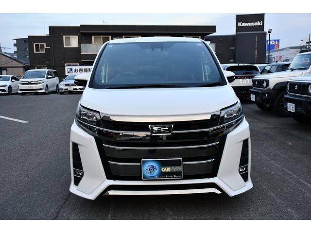 ノア Ｓｉ　ダブルバイビー　純正１０インチナビ／フルセグ／ＣＤ／ＤＶＤ・１２．１インチ後席モニター・ツィーター・バックカメラ・ＥＴＣ・ＴＲＤ１７インチＡＷ・ハ－フレザーシート・７人乗り・ドラレコ・トヨタセフティーセンス（3枚目）