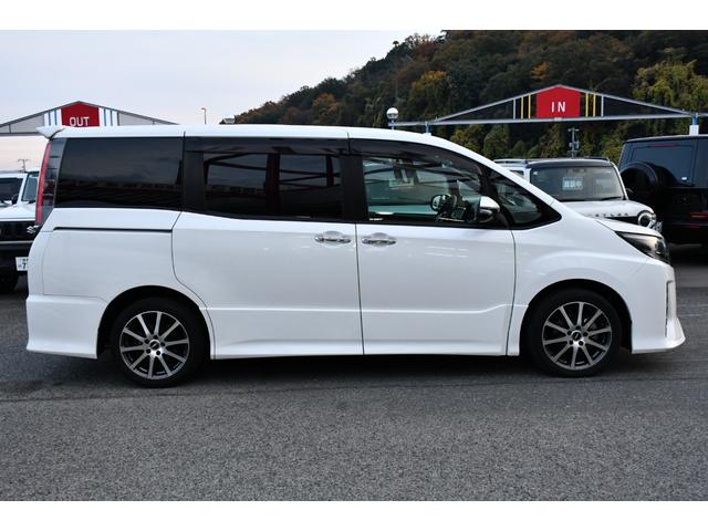 ノア Ｓｉ　ダブルバイビー　純正１０インチナビ／フルセグ／ＣＤ／ＤＶＤ・１２．１インチ後席モニター・ツィーター・バックカメラ・ＥＴＣ・ＴＲＤ１７インチＡＷ・ハ－フレザーシート・７人乗り・ドラレコ・トヨタセフティーセンス（7枚目）