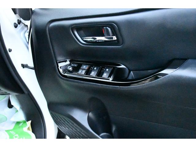 ノア Ｓｉ　ダブルバイビー　純正１０インチナビ／フルセグ／ＣＤ／ＤＶＤ・１２．１インチ後席モニター・ツィーター・バックカメラ・ＥＴＣ・ＴＲＤ１７インチＡＷ・ハ－フレザーシート・７人乗り・ドラレコ・トヨタセフティーセンス（18枚目）