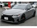 左前から全体を見た写真です。フロントとサイドのデザインが一緒に見えて、車体のまとまりがよく分かりますね。ホイールまで含めてかっこよく仕上がっていて、外観を楽しみたい方におすすめです。