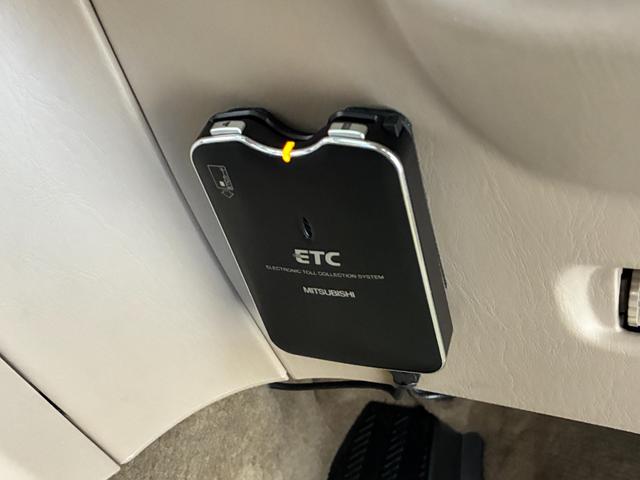 ランドクルーザー１００ ＶＸリミテッド　Ｇセレクション　キャンピング登録（ベッドキット／コンロ／シンク）　１オーナー　禁煙車　オーナー様保有時：車内土禁／雨天未使用／ガレージ保管　Ｓｔｒａｄａナビ　フルセグ　ＥＴＣ　背面タイヤ　ムーンルーフ　純正１６ＡＷ（12枚目）