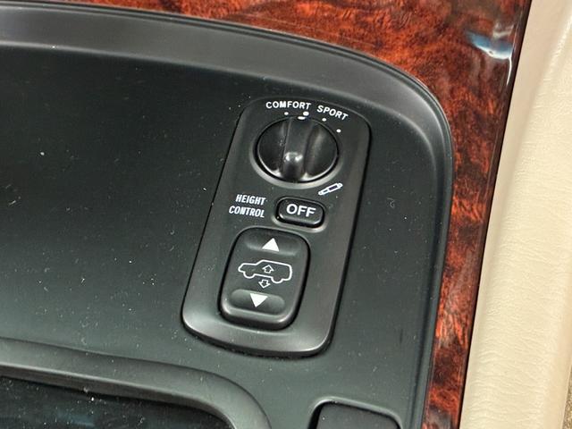 ランドクルーザー１００ ＶＸリミテッド　Ｇセレクション　キャンピング登録（ベッドキット／コンロ／シンク）　１オーナー　禁煙車　オーナー様保有時：車内土禁／雨天未使用／ガレージ保管　Ｓｔｒａｄａナビ　フルセグ　ＥＴＣ　背面タイヤ　ムーンルーフ　純正１６ＡＷ（14枚目）