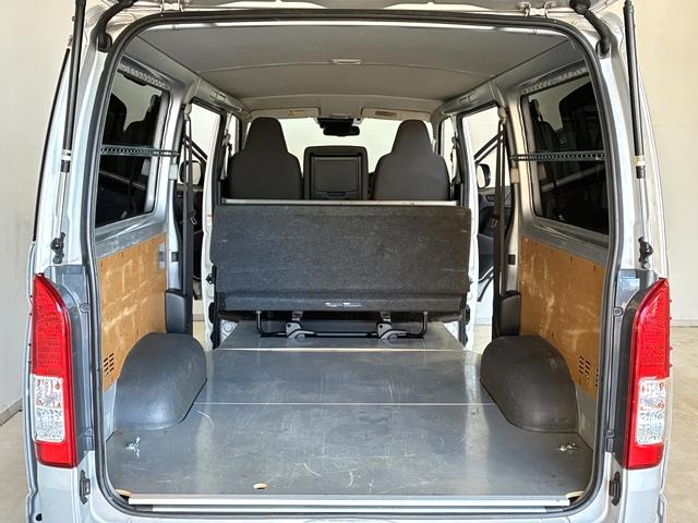 ハイエースバン DX GLパッケージ 3(6)人乗 純正SDナビ フルセグ(走行中可) CD/DVD Bluetooth可 セーフティセンス バックカメラ 純正フロアマット(ラバータイプ) ETC LEDヘッドライト 両側スライドドア(11枚目)