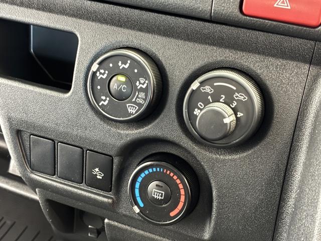 ハイエースバン DX GLパッケージ 3(6)人乗 純正SDナビ フルセグ(走行中可) CD/DVD Bluetooth可 セーフティセンス バックカメラ 純正フロアマット(ラバータイプ) ETC LEDヘッドライト 両側スライドドア(15枚目)