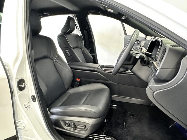 クラウンクロスオーバー Ｇアドバンスド・レザーパッケージ　１オーナー　禁煙車　１２．３インチディスプレイオーディオ　黒革シート　Ｍｏｐデジタルインナーミラー　パノラミックビュー　ＢＳＭ　おくだけ充電　４眼ＬＥＤヘッドライト　アクセサリーコンセント（11枚目）