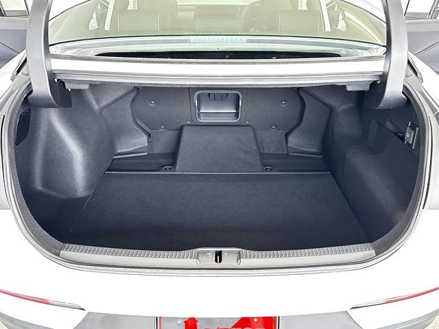 クラウンクロスオーバー Ｇアドバンスド・レザーパッケージ　１オーナー　禁煙車　１２．３インチディスプレイオーディオ　黒革シート　Ｍｏｐデジタルインナーミラー　パノラミックビュー　ＢＳＭ　おくだけ充電　４眼ＬＥＤヘッドライト　アクセサリーコンセント（13枚目）