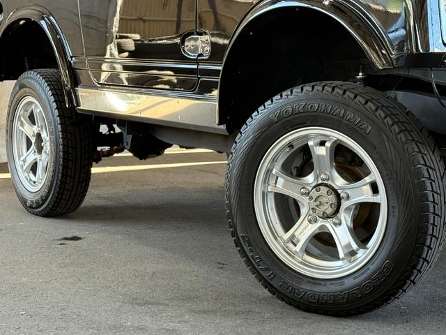 ジムニー HC 全塗装済み V-JA11V改 5MT ターボ 4WD リフトアップ オーバーフェンダー 社外マフラー タニグチリアシートスライドレール MOMOステアリング 社外アルミ 社外足回り 社外シート ETC(8枚目)