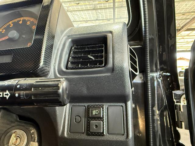 ジムニー HC 全塗装済み V-JA11V改 5MT ターボ 4WD リフトアップ オーバーフェンダー 社外マフラー タニグチリアシートスライドレール MOMOステアリング 社外アルミ 社外足回り 社外シート ETC(20枚目)