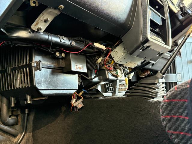 ジムニー HC 全塗装済み V-JA11V改 5MT ターボ 4WD リフトアップ オーバーフェンダー 社外マフラー タニグチリアシートスライドレール MOMOステアリング 社外アルミ 社外足回り 社外シート ETC(23枚目)