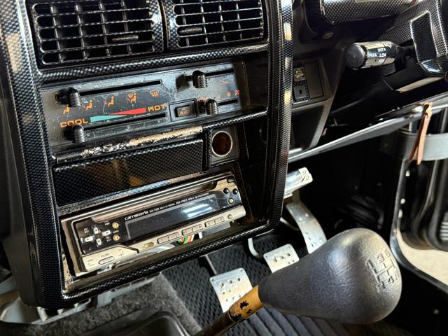 ジムニー HC 全塗装済み V-JA11V改 5MT ターボ 4WD リフトアップ オーバーフェンダー 社外マフラー タニグチリアシートスライドレール MOMOステアリング 社外アルミ 社外足回り 社外シート ETC(27枚目)