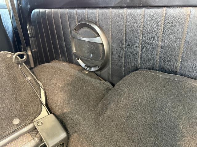 ジムニー HC 全塗装済み V-JA11V改 5MT ターボ 4WD リフトアップ オーバーフェンダー 社外マフラー タニグチリアシートスライドレール MOMOステアリング 社外アルミ 社外足回り 社外シート ETC(31枚目)