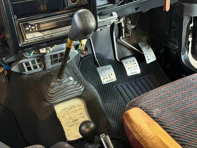 ジムニー HC 全塗装済み V-JA11V改 5MT ターボ 4WD リフトアップ オーバーフェンダー 社外マフラー タニグチリアシートスライドレール MOMOステアリング 社外アルミ 社外足回り 社外シート ETC(36枚目)