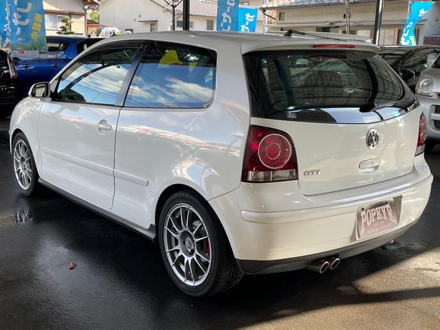 ポロ ＧＴＩ　５速マニュアルミッション　車高調　ＯＺ１６インチアルミ　ＨＤＤナビ　ターボ　専用トップスポーツシート　ハニカムグリル　レッドブレーキキャリパー　キーレス　アルミ調ペダル（13枚目）