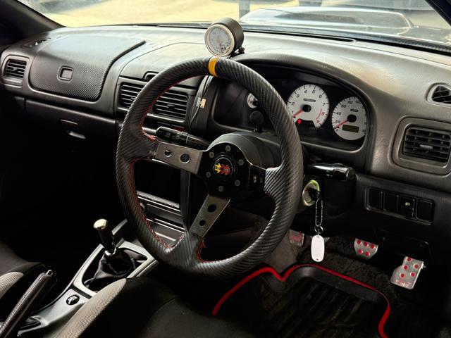 インプレッサ ＷＲＸ　５ＭＴ　フルエアロ　ターボ　４ＷＤ　車高調　大型リアスポイラー　ユーザー買取車　　Ｂｌｕｅｔｏｏｔｈオーディオ　　電格ミラー　ＯＺレーシング１７ＡＷ　ＭＯＭＯステアリング　社外マフラー　タイベル交換済（31枚目）