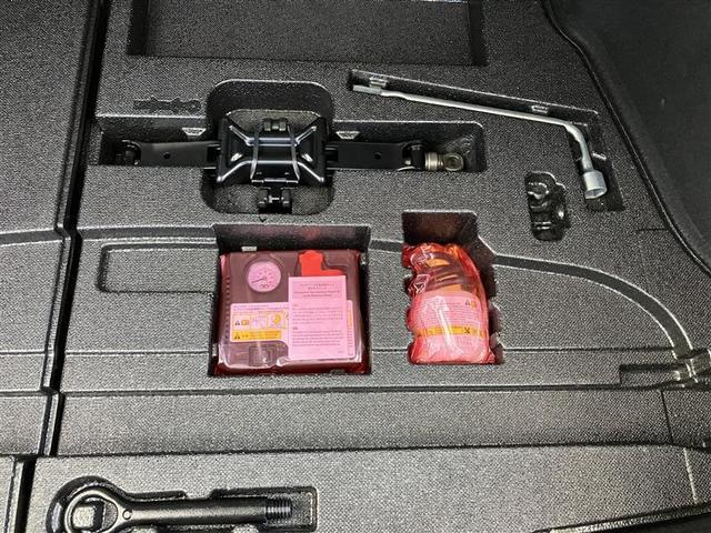 プリウス Ｓセーフティプラス　フルセグ　メモリーナビ　ＤＶＤ再生　バックカメラ　衝突被害軽減システム　ＥＴＣ　ＬＥＤヘッドランプ　記録簿（19枚目）