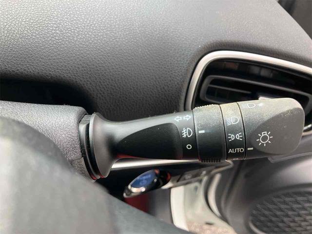 プリウス Ａ　ＥＴＣ　クリアランスソナー　レーンアシスト　オートクルーズコントロール　パークアシスト　衝突被害軽減システム　バックカメラ　ナビ　ＴＶ　アルミホイール　オートマチックハイビーム　オートライト（10枚目）