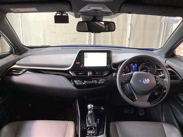 すっきりまとめられた視認性の良いインパネ周り。操作スイッチも使いやすい位置に配置されています。