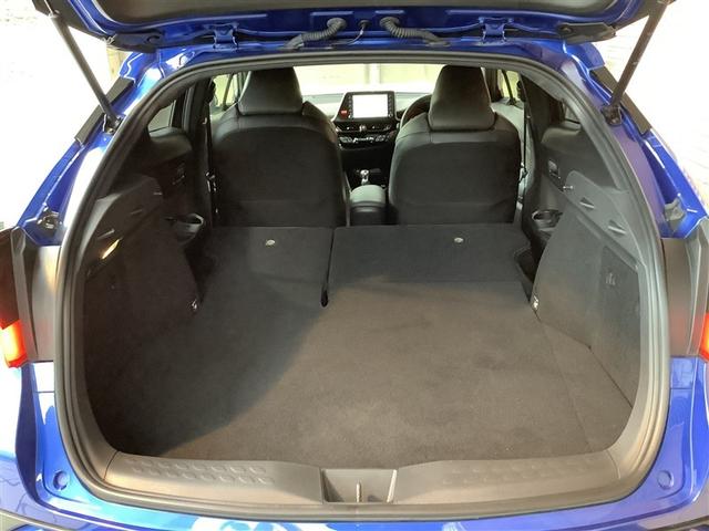 シ-トは独立可倒式、色々な荷物が積載できます。