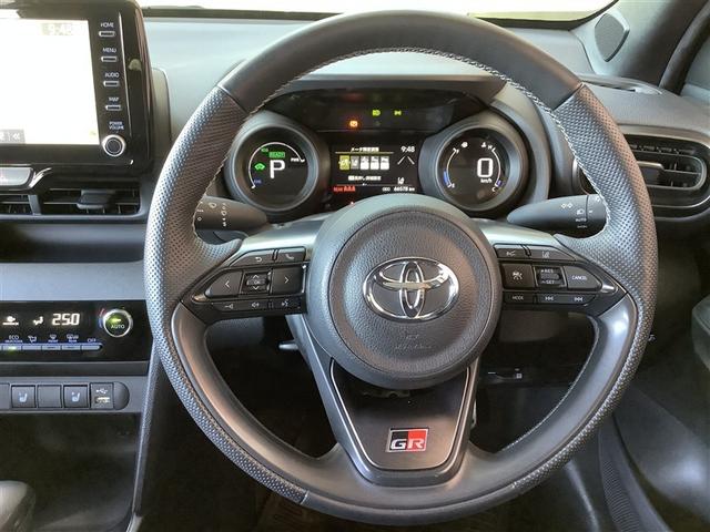 ヤリスクロス ハイブリッド　ＧＲスポーツ　トヨタ認定中古車　フルセグ　メモリーナビ　Ｂｌｕｅｔｏｏｔｈ接続　ＵＳＢ　ミュージックプレイヤー接続可　バックカメラ　衝突被害軽減システム　ＥＴＣ　前後ドラレコ　ＬＥＤヘッドランプ　ワンオーナー（4枚目）
