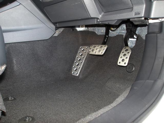クロストレック リミテッド　ＡＷＤ　サンルーフ　ブラック／グレー本革シート（18枚目）