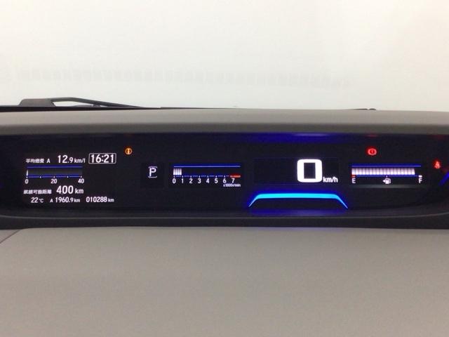 フリード＋ Ｇ　デモカーＵＰ・ＬＥＤ・フルセグ・メモリナビ・純正ＡＷ・シートヒーター　ワンオーナカー　衝突被害軽減システム　ウォークスルー　シ－トヒ－タ－　盗難防止装置　アイドリングストップ　両側パワースライドドア（11枚目）