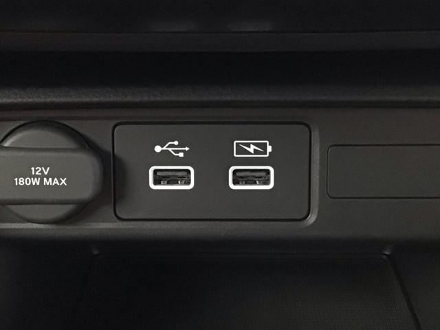 シビック タイプＲ　ＬＥＤ・ホンダＣＯＮＮＥＣＴ・メモリナビ・バックカメラ・ＵＳＢポート・ＥＴＣ　アイドリングストップ　ＴＶナビ　ＥＴＣ車載器　フルセグテレビ　ＬＥＤランプ　Ｒカメラ　カーテンエアバック　キーフリ　ＥＳＣ（10枚目）