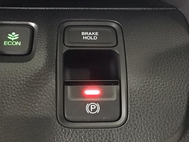 指先の操作でパーキングブレーキの「作動と解除」が行うことができる装備。ブレーキペダルから足を離しても停止し続けてくれるオートブレーキホールド機能。信号待ちなどの際には便利。ECO運転で低燃費走行♪