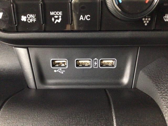 【USBポート】USBポートも装備されています、スマートフォンの充電やオーディオに連携も可能です、今や欠かせない装備の一つです!