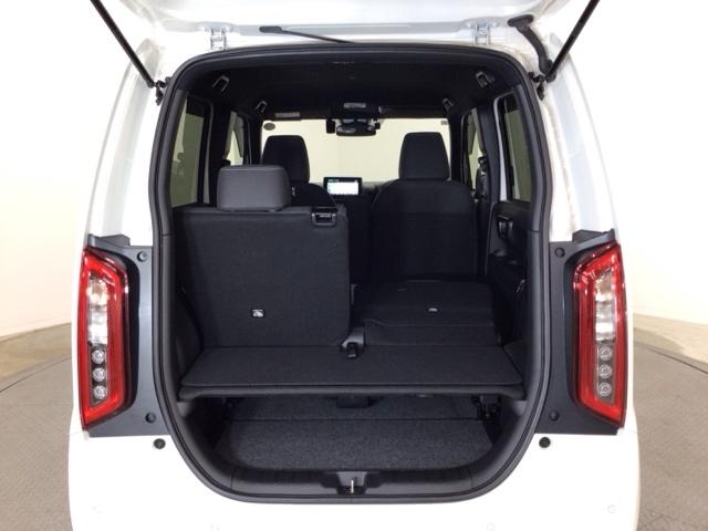 床を低くし、二段ラックモードの荷室です。備え付けのボードを起こせば、フロアが低くなり重い荷物なども載せやすくなります。とっても使い勝手良好♪タップリ積んで、楽しいお出かけを♪
