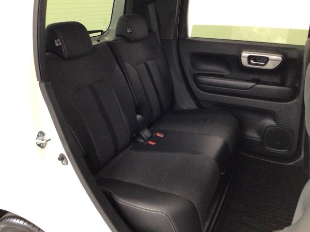 【後席】後席のお足元もとっても広いですよ!更に後席もスライドが可能ですので、おかけになられる方の体格やお荷物量に合わせてスペースを調整できます♪後席シートも乗り心地OK!ゆったり乗れます♪