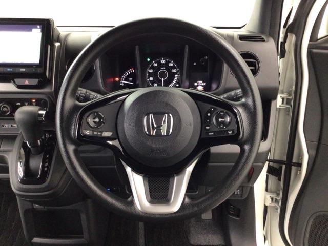 【ハンドル】運転にかかわる様々な操作を安全に行えるように視点移動が少なく操作性に配慮されたスイッチ類が凝縮されたコックピットです。