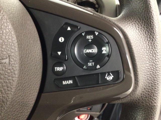 【アダプティブ・クルーズ・コントロール】予め設定した車速内でクルマが自動的に加減速。前走車との適切な車間距離を維持しながら追従走行し、高速道路でのドライバーの疲労を軽減してくれる嬉しい機能付♪