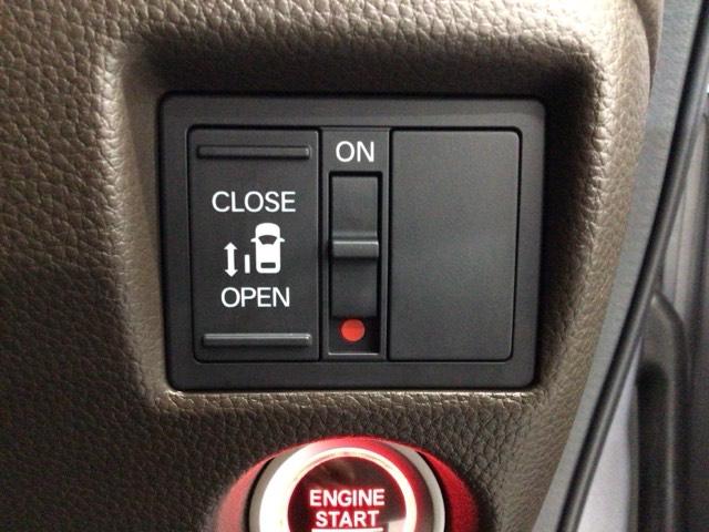 【パワースライドドア】助手席側がパワースライドドアになっており、運転席のスイッチやスマートキーでも開閉が可能です！開口部も広いので乗り降りも楽々♪