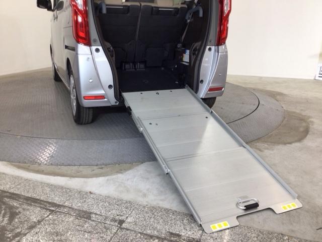 日頃から車いすを利用し、クルマのシートへの乗り移りが難しい方におすすめです。車いすに乗ったまま移動できるので、車いすをご利用の方の移動をサポートするとともに、介護する方の負担を軽減します。