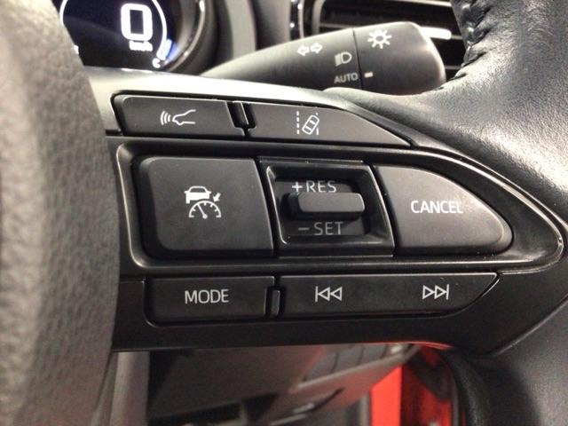 高速道路での長距離走行が楽に！自動で速度を保つクルーズコントロールが衝突軽減システムと連携し、前方の車両を感知して車間を保つように速度調節してくれます♪