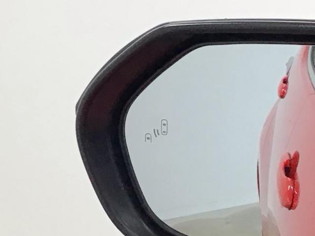 斜め後ろに存在する車を探知。その方向のドアミラー鏡面上にマークを表示し、存在をお知らせしてくれます。また、その方向にウインカーを操作すると、マークの点滅と警告音で注意を促します！