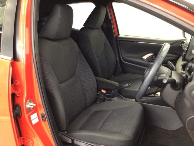 【前席】充分な広さを確保した、快適な前席！インテリアカラーも落ち着いたお色です♪センターアームレストも付いて、リラックスした姿勢で運転していただけます♪