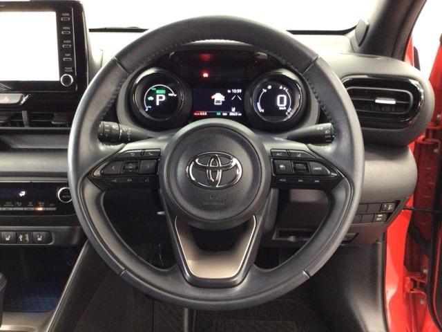 【ハンドル】運転にかかわる様々な操作を安全に行えるように視点移動が少なく操作性に配慮されたスイッチ類が凝縮されたコックピットです。