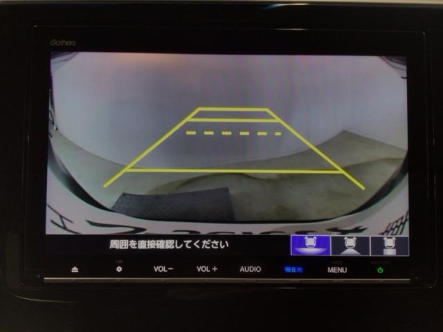 【バックカメラ】運転が苦手な方も車庫入れラクラクです！ギアをリバースに入れれば自動的に切り換わりますので、面倒な操作は不要です♪狭い駐車場もお車を傷つけず安心ですね！