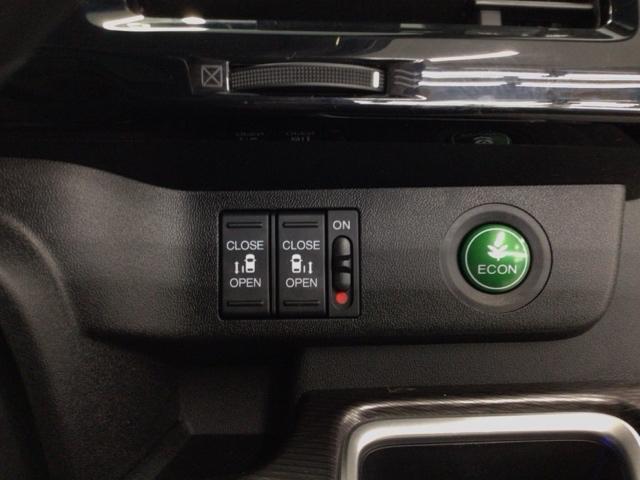 【両側パワースライドドア】両側がパワースライドドアになっており、運転席のスイッチやスマートキーでも開閉が可能です！開口部も広いので乗り降りも楽々♪